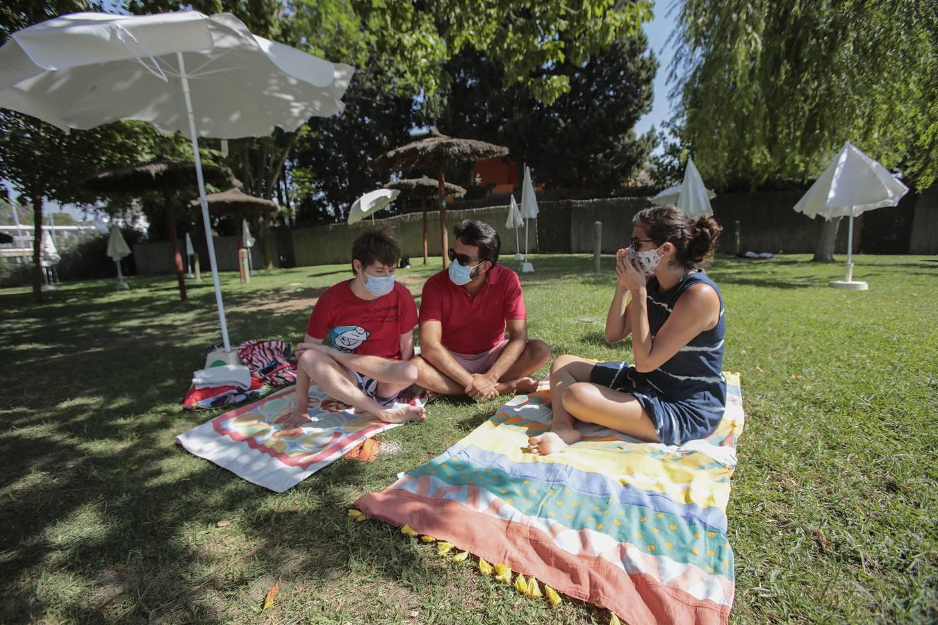 Coronavirus en Sevilla: ir a la piscina con mascarilla