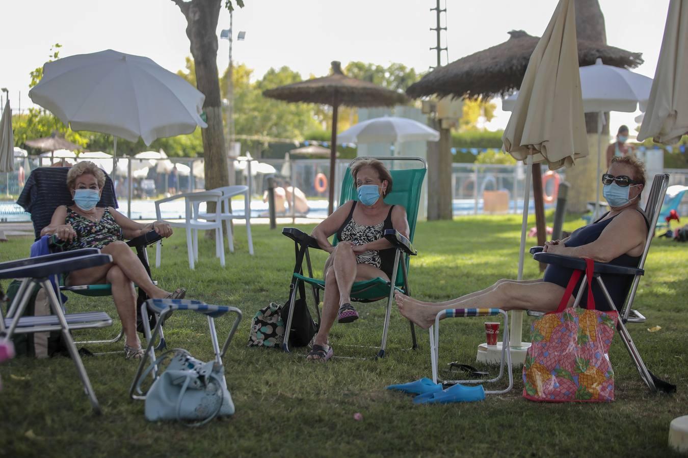 Coronavirus en Sevilla: ir a la piscina con mascarilla