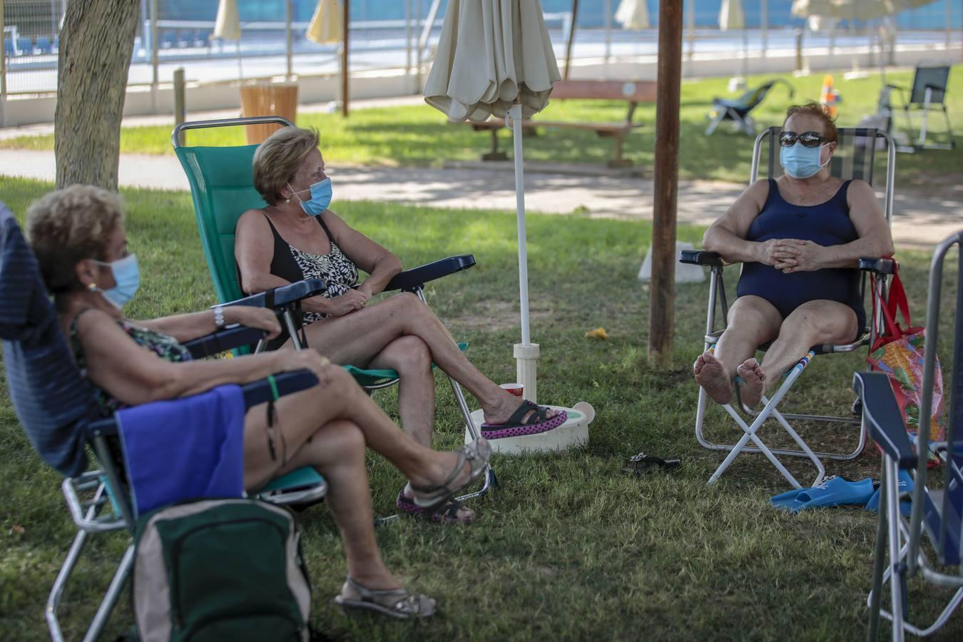 Coronavirus en Sevilla: ir a la piscina con mascarilla