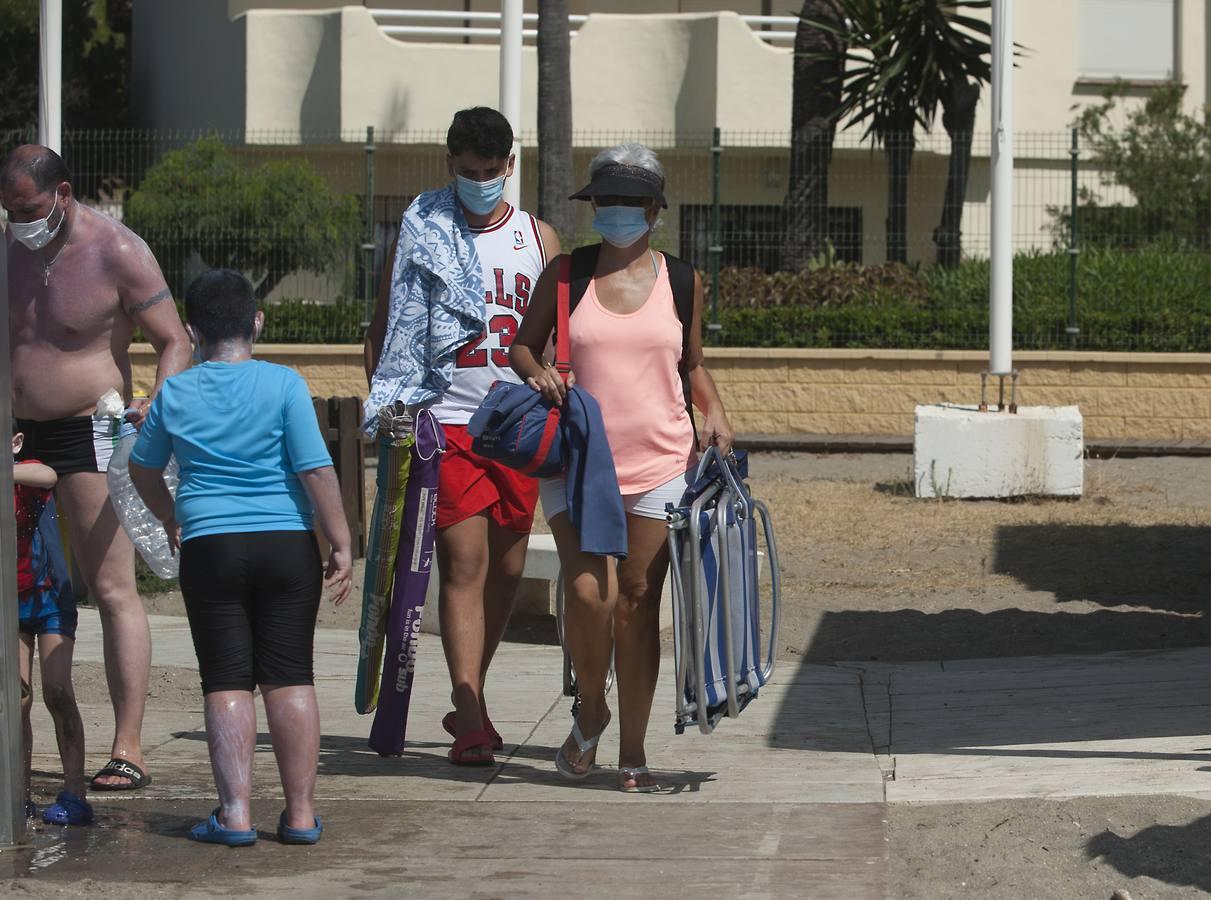 Coronavirus en Andalucía: un paseo por la playa con mascarilla