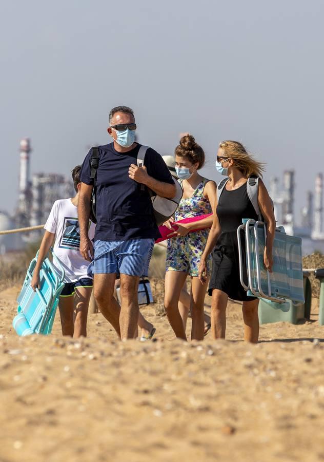 Coronavirus en Andalucía: un paseo por la playa con mascarilla