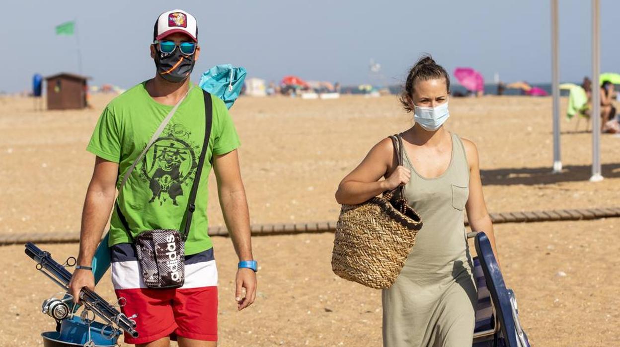 Coronavirus en Andalucía: un paseo por la playa con mascarilla