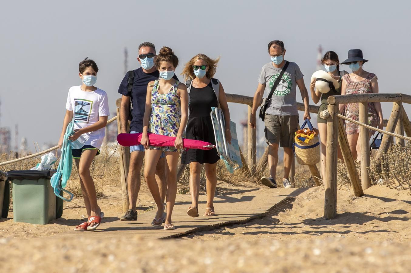 Coronavirus en Andalucía: un paseo por la playa con mascarilla