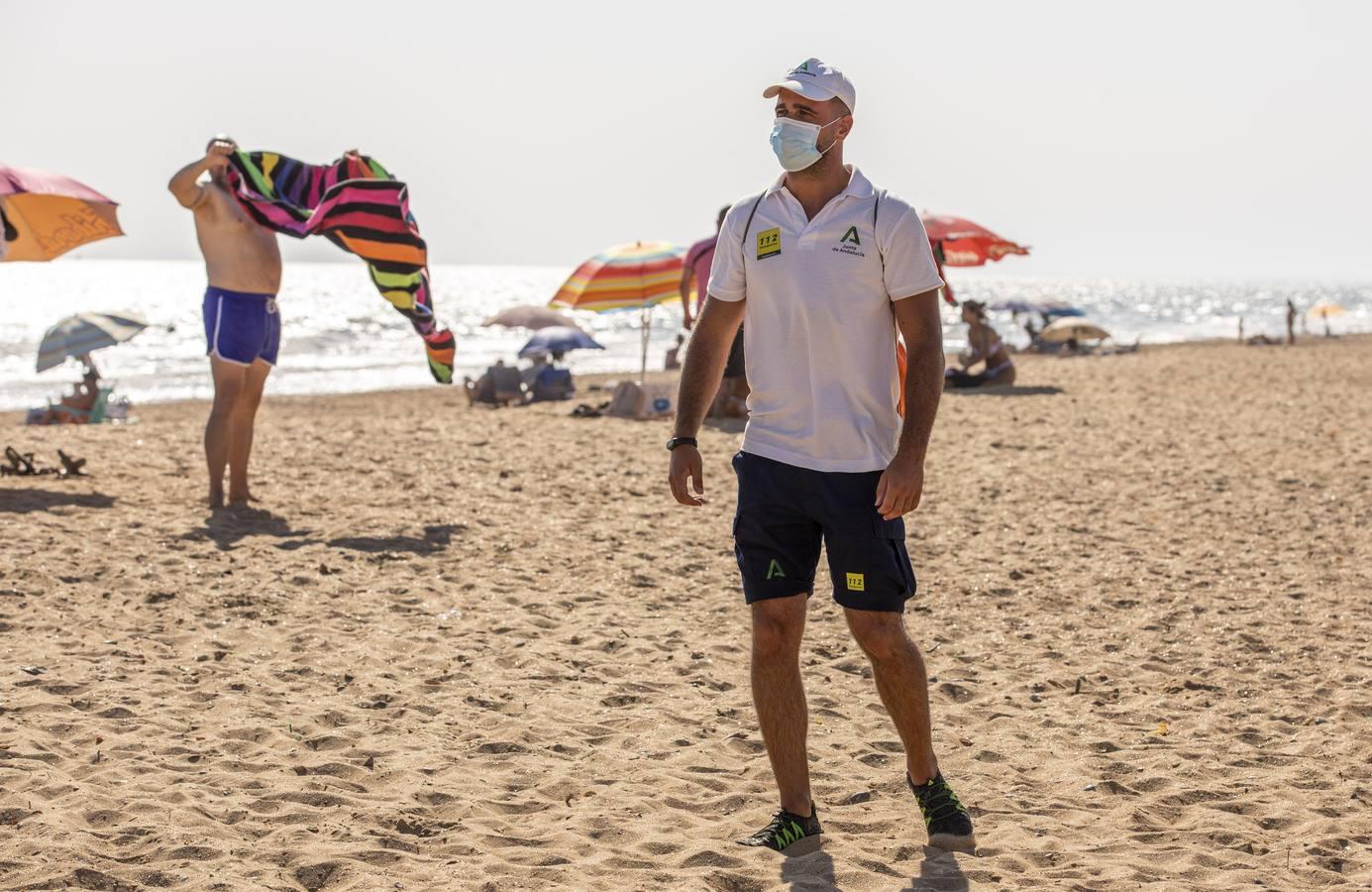 Coronavirus en Andalucía: un paseo por la playa con mascarilla