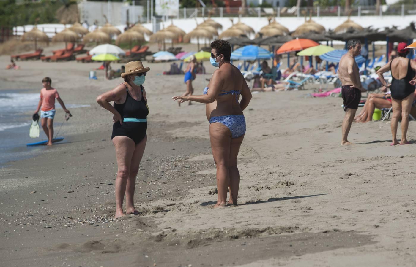 Coronavirus en Andalucía: un paseo por la playa con mascarilla