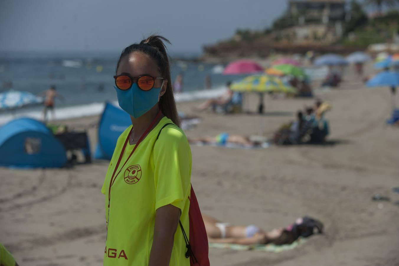 Coronavirus en Andalucía: un paseo por la playa con mascarilla