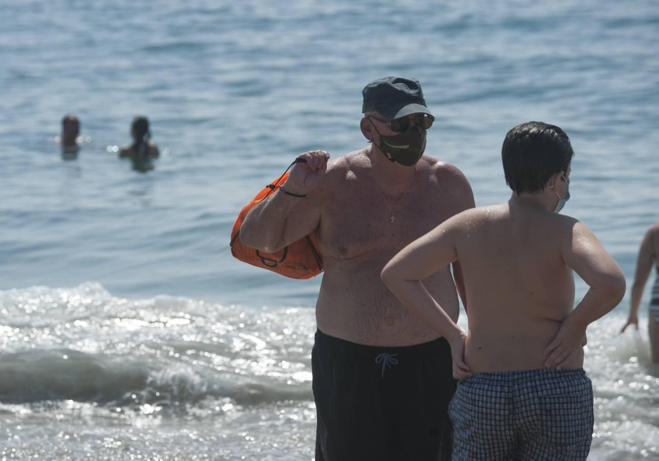 Coronavirus en Andalucía: un paseo por la playa con mascarilla