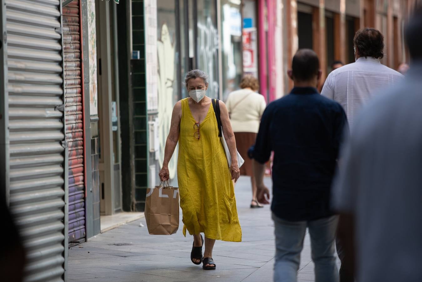 El primer día de mascarillas obligatorias en Sevilla