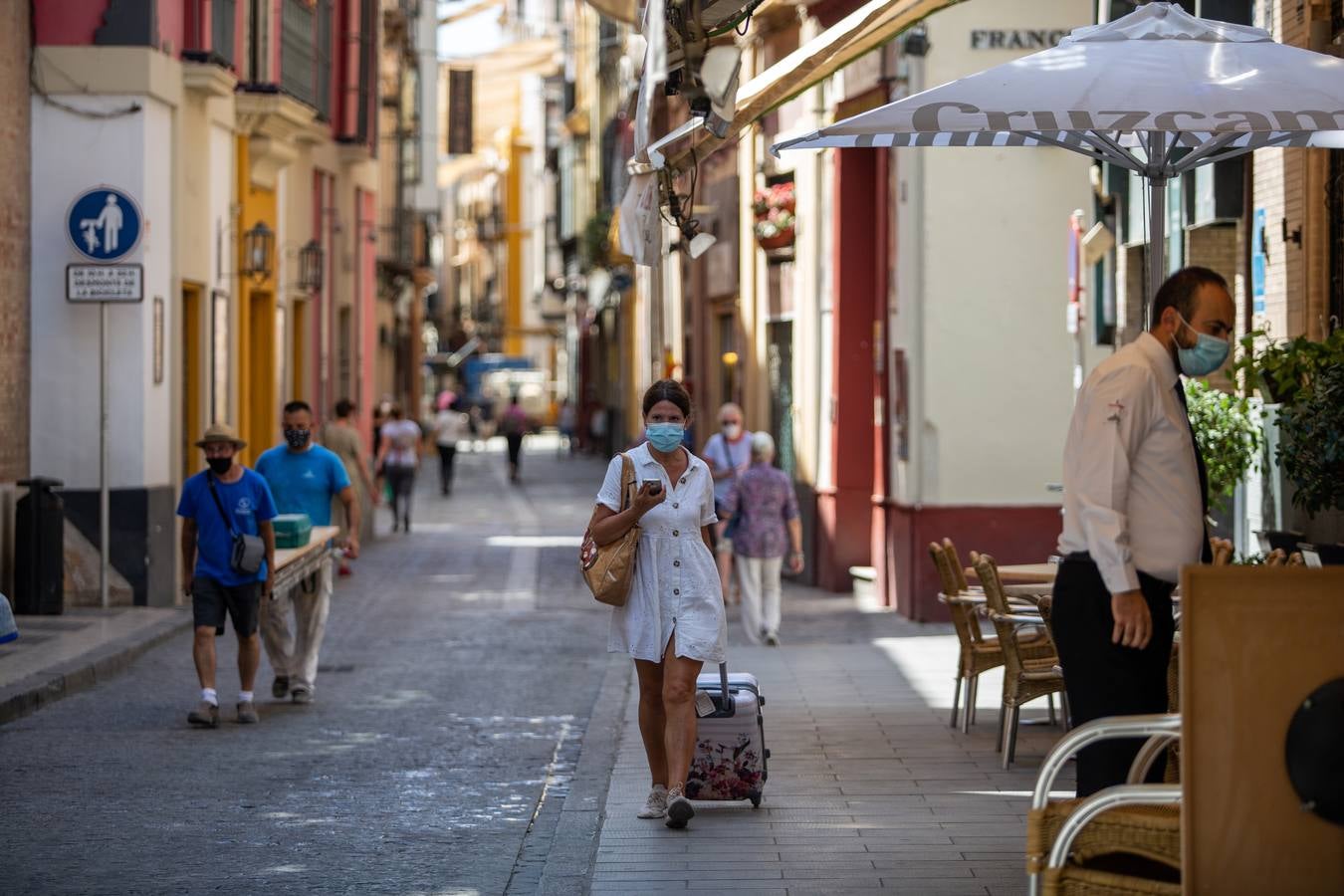 El primer día de mascarillas obligatorias en Sevilla