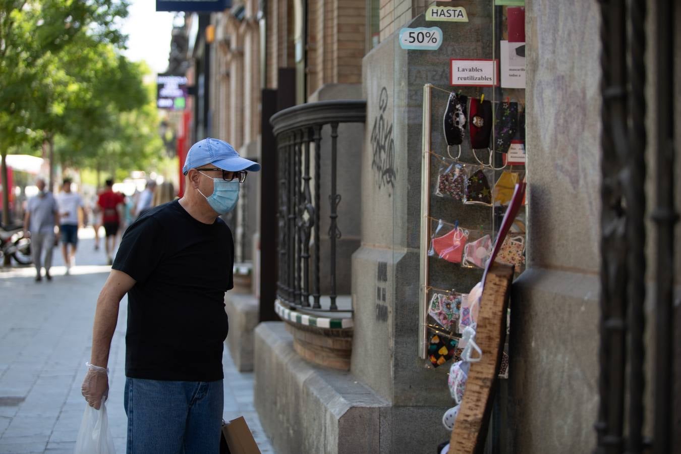 El primer día de mascarillas obligatorias en Sevilla