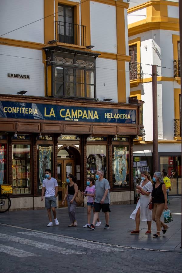 El primer día de mascarillas obligatorias en Sevilla