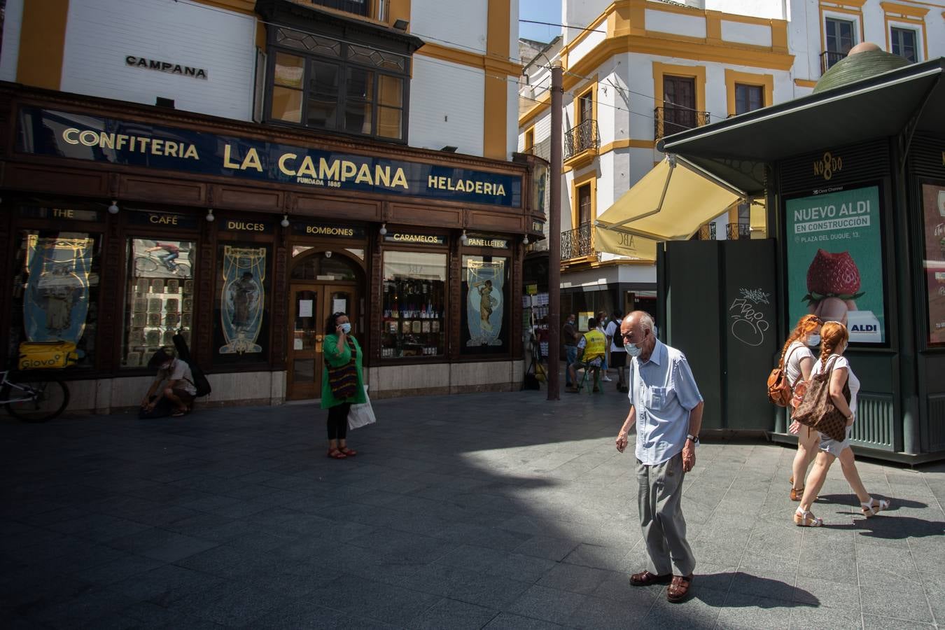 El primer día de mascarillas obligatorias en Sevilla