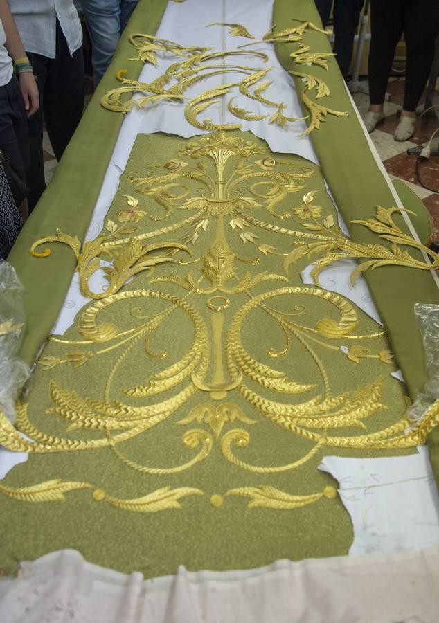 Los bordados del nuevo manto de la Virgen de la Esperanza de la Trinidad