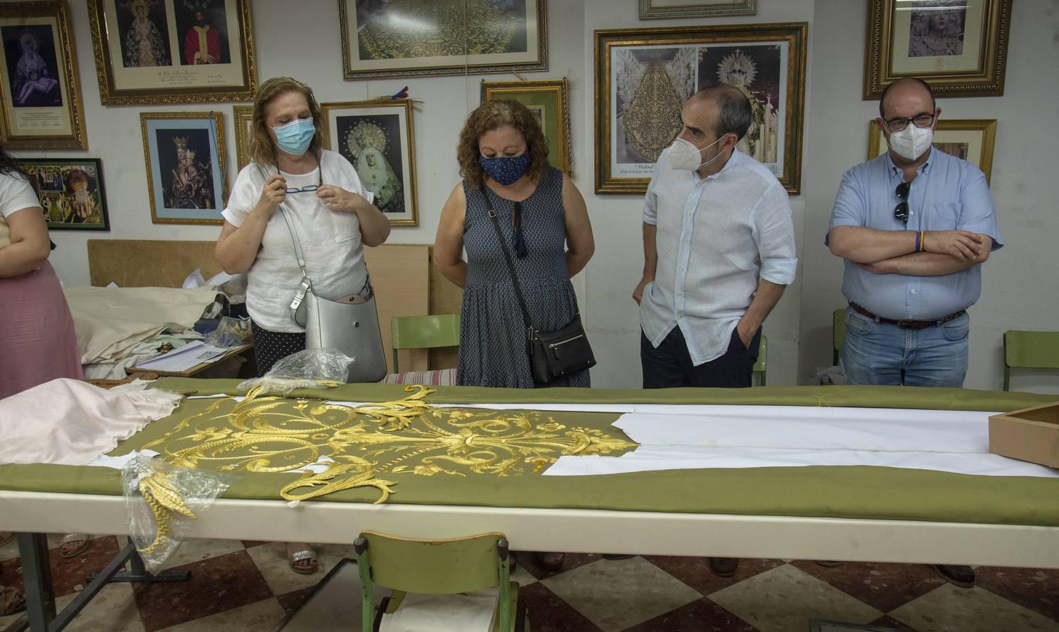 Los bordados del nuevo manto de la Virgen de la Esperanza de la Trinidad