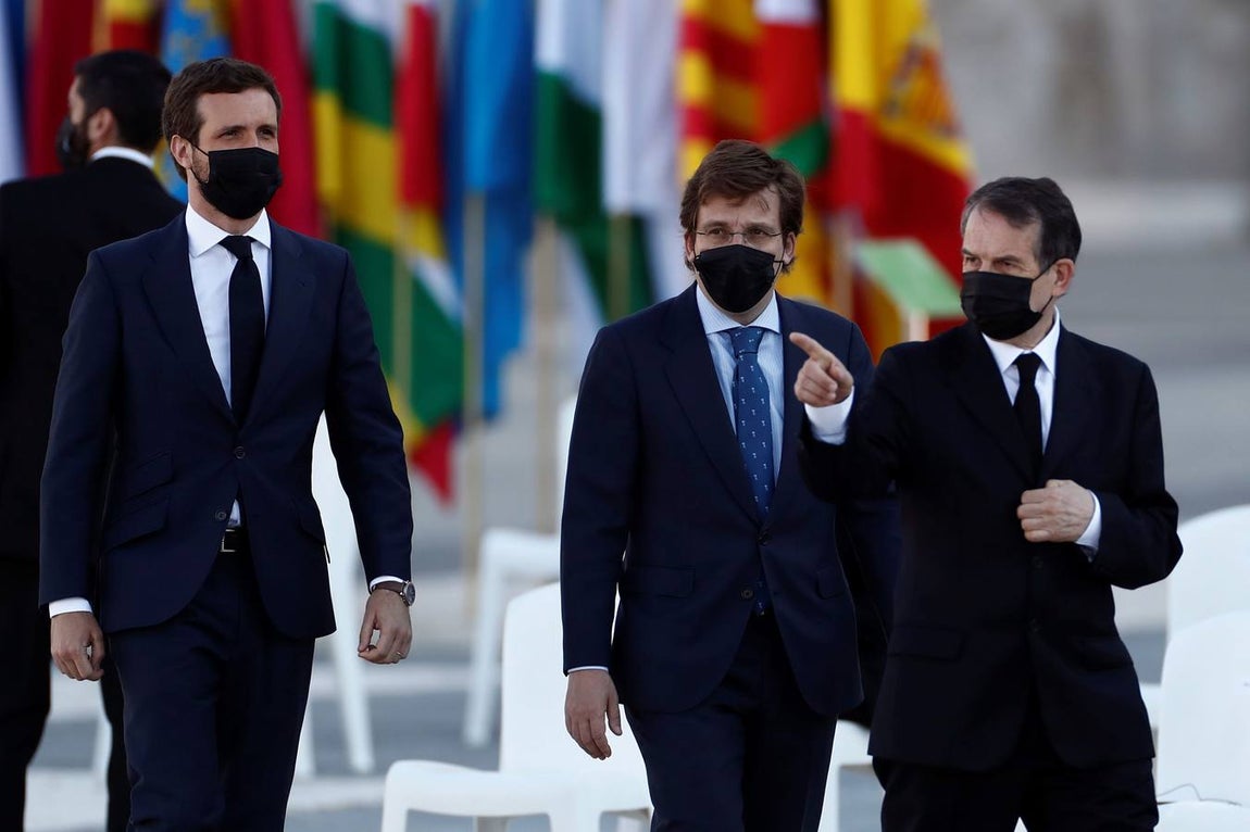 El presidente del Partido Popular, Pablo Casado, acompañado del alcalde de Madrid, José Luis Martínez-Almeida, y el presidente de la FEMP, Abel Caballero, (de izda a dcha) a su llegada al Patio de la Armería del Palacio Real. 