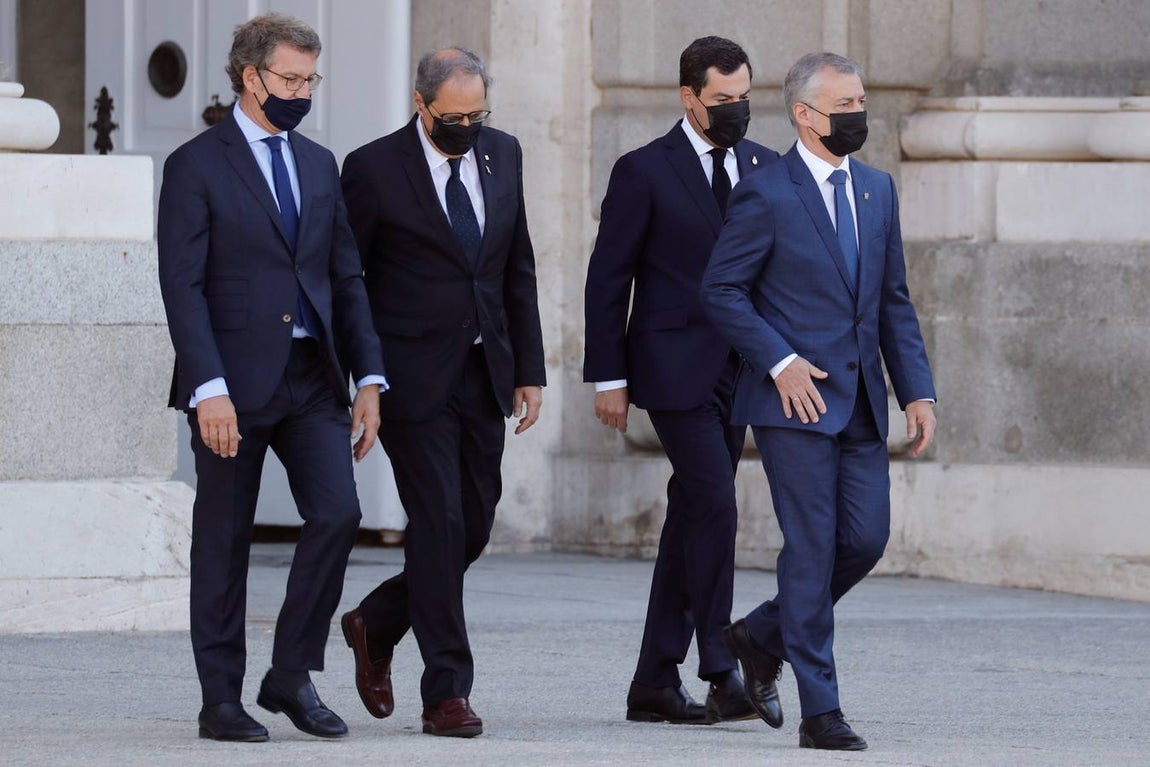 El presidente del Gobierno Vasco Iñigo Urkullu (d), el presidente de la Generalitat de Cataluña, Quim Torra(2i), el presidente de la Junta de Galicia, Alberto Núñez Feijóo (i), y el presidente de la Junta de Andalucía, Juan Manuel Moreno (2i), a su llegada al Patio de la Armería del Palacio Real. 