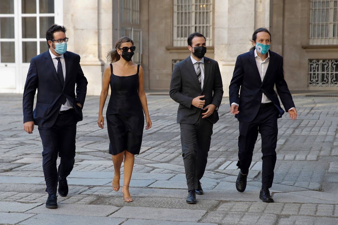 El vicepresidente segundo del Gobierno y ministro de Derechos Sociales y Agenda 2020, Pablo Iglesias (d), el ministro de Consumo, Alberto Garzón (2d), y la ministra de Trabajo y Economía Social, Yolanda Díaz (3d), a su llegada al Palacio Real. 