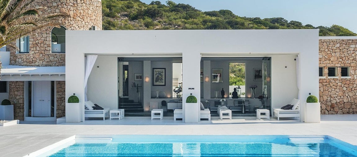 La villa, su punto fuerte. Otro de los puntos fuertes de Tagomago es su gran mansión de estilo mediterráneo donde el blanco fusionado con el estilo minimalista se hace con todo el protagonismo.