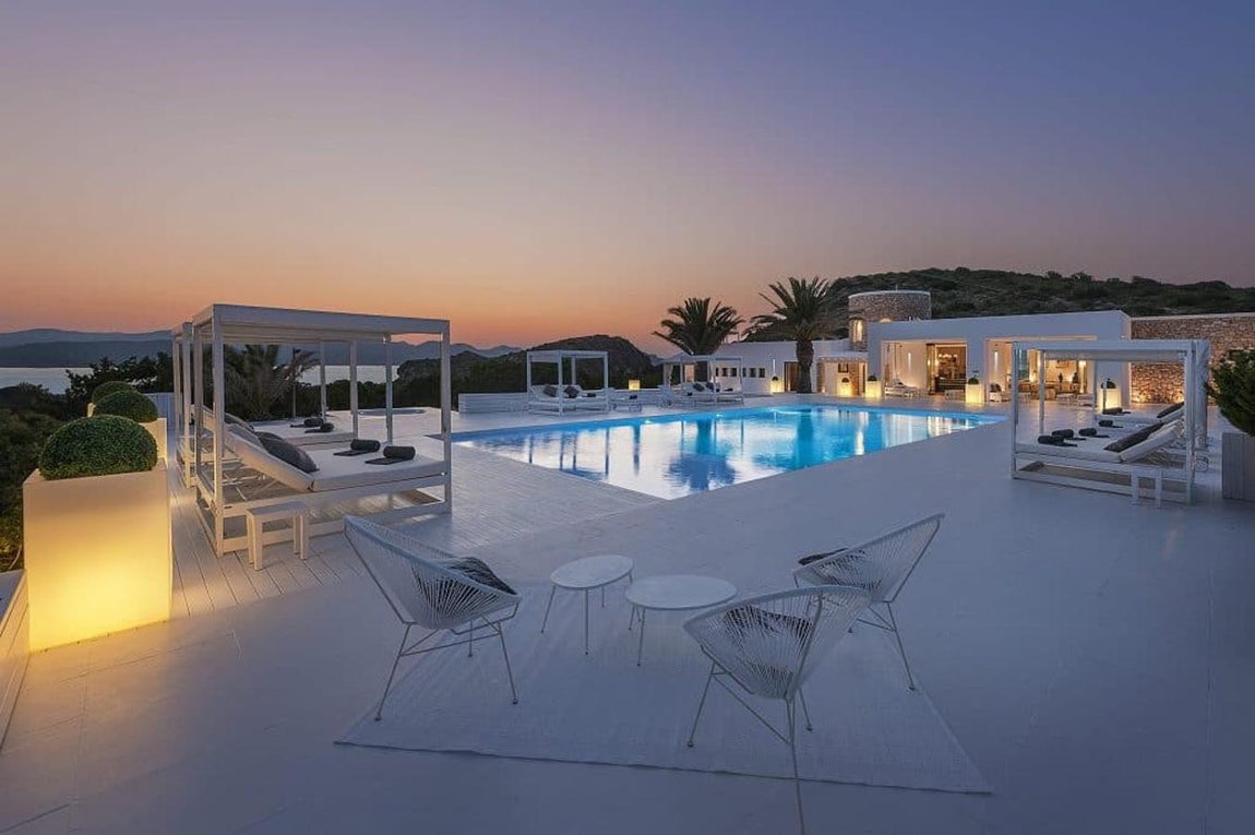 Vistas envidiables. La villa cuenta con unas vistas privilegiadas donde se puede disfrutar de mágicos atardeceres en la piscina y cuenta además con un gran jardín con cenador, barbacoa, zona de relax, gimnasio y Spa.