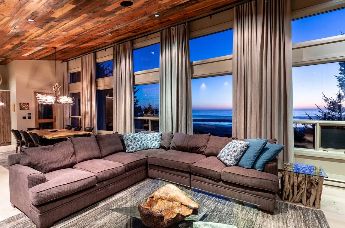 Tofino, British Columbia, Canadá. Suelos de roble blanco, baldosas italianas, techos de madera, encimeras de granito y cuarzo, electrodomésticos de Sub Zero y Miele...en esta vivienda los materiales son de primera calidad y, en su interior, todo está dispuesto con máxima atención al detalle.En el exterior, destacan sus relajantes vistas al mar. El precio de la propiedad es de 10,2 millones de dólares.