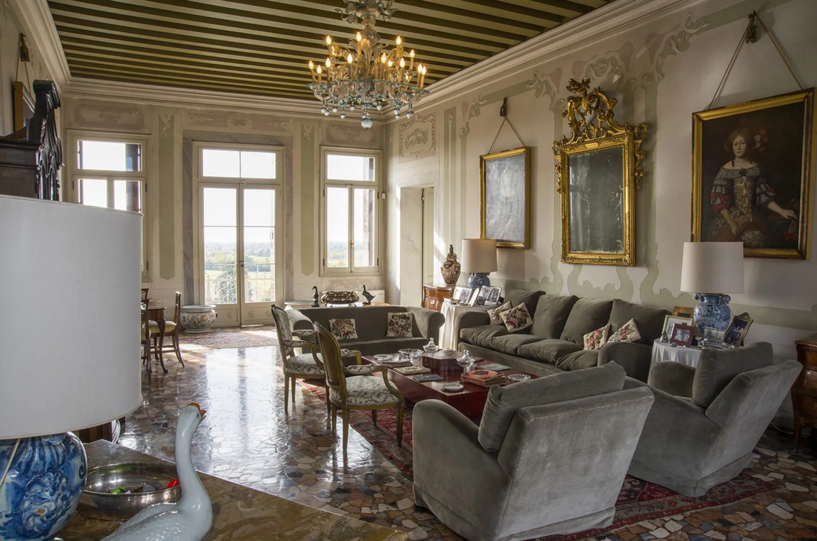 Mussolente, Vicenza, Italia. La propiedad dispone, también, de dos casas de huéspedes independientes situadas en la parte trasera del terreno y de una pequeña capilla. Para conocer su precio es necesario contactar con Sotheby's International Realty.