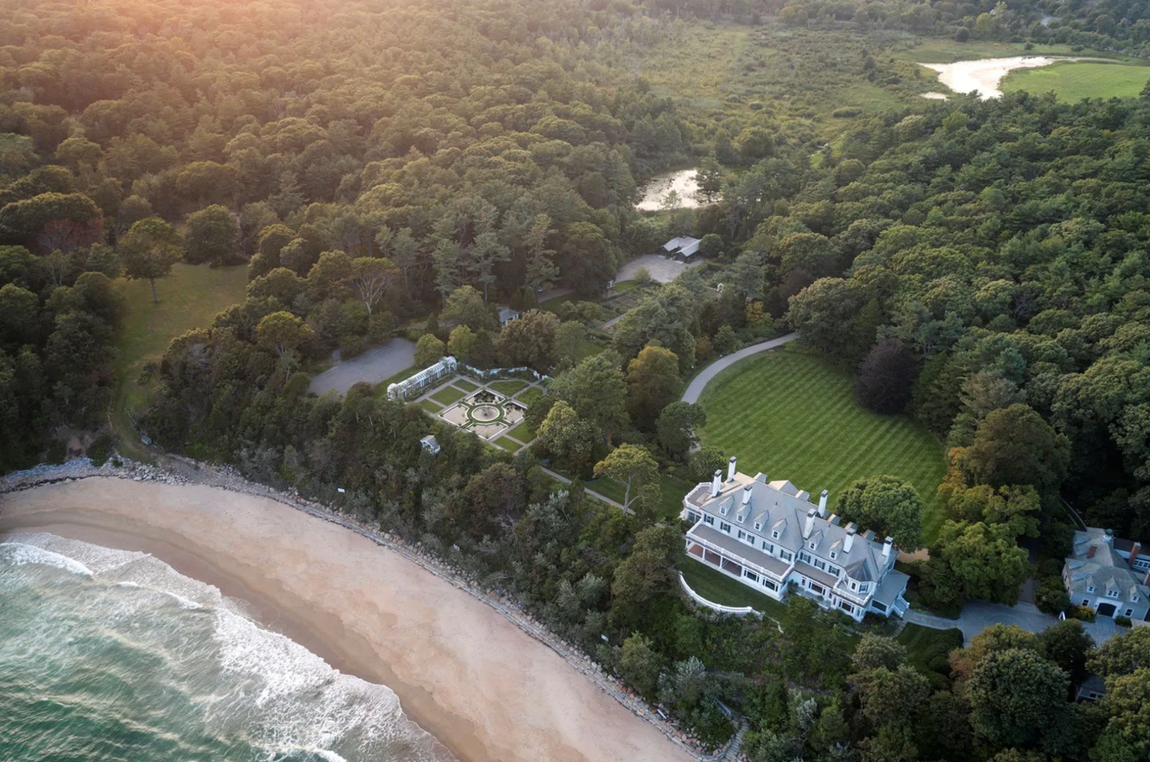 Manchester, Massachusetts, Estados Unidos. The Chimneys, nombre que recibe la propiedad, es un refugio frente al mar perfecto para aquellos que necesitan aislarse del mundo para desconectar y recargar pilas. La vivienda, de 1.210 metros cuadrados, cuenta con ocho habitaciones y ocho cuartos de baño.