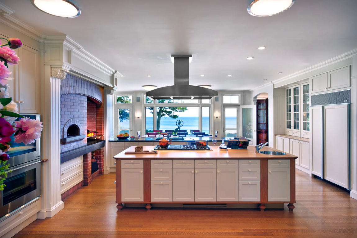 Manchester, Massachusetts, Estados Unidos. Entre los detalles de esta lujosa mansión están sus 12 chimeneas, su elegante comedor con papel chino pintado a mano, una sala de música con relajantes vistas, una cocina personalizada con horno de leña y parrilla y una suite con vestidor de caoba. Su precio es de 21 millones de dólares.