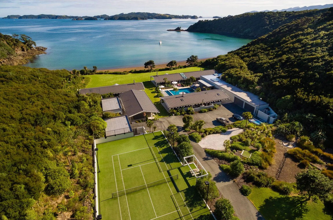 Bay of Island, Northland, Nueva Zelanda. Ubicada en el corazón de la Bahía de las Islas, esta propiedad -diseñada por el prestigioso arquitecto Simon Carnachan- dispone de cuatro casas de lujo independientes que rodean una gran piscina, con bar y cocina exterior. En total hay nueve dormitorios y diez cuartos de baño completos.
