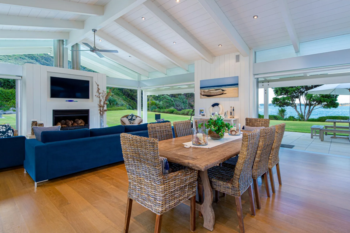 Bay of Island, Northland, Nueva Zelanda. Pero, sin duda, lo que más llama la atención de esta propiedad es su cancha de tenis y su campo de golf privados. Destaca, también, un muelle con cobertizos para botes y una casa club tipo cabaña. Toda la finca cuenta con servicio de seguridad. Para conocer su precio es necesario contactar con Sotheby's International Realty.