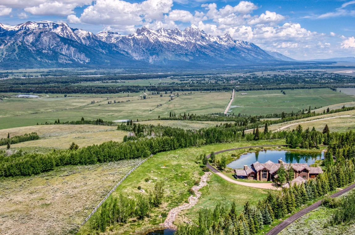 Jackson, Wyoming, Estados Unidos. Esta obra maestra arquitectónica está situada en Riva Ridge, muy cerca de Jackson, en un mágico lugar con vistas a la cordillera de Teton. La vivienda, de 1.274 metros cuadrados, tiene cinco dormitorios, seis cuartos de baño completos y dos aseos.