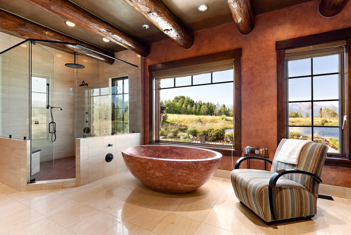 Jackson, Wyoming, Estados Unidos. Este refugio de montaña combina los estilos rústico y moderno con gran acierto. Los ventanales de suelo a techo permiten disfrutar de las vistas desde cualquier punto de la casa. Biblioteca, cocina de chef equipadas con electrodomésticos de alta gama, vestidores, estufas de leña y varios salones son algunos de sus espacios destacados. Su precio es de 33,9 millones de dólares.