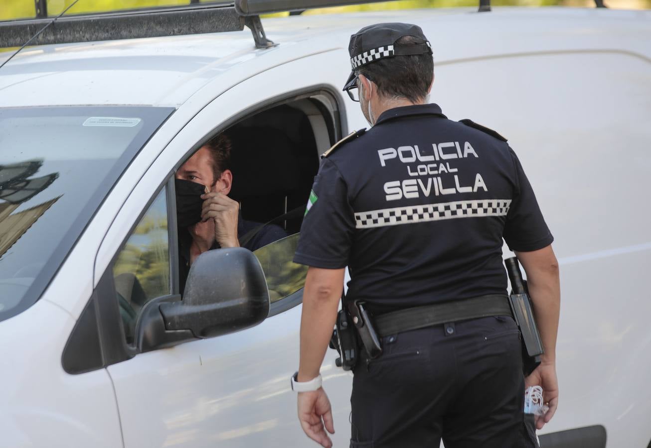 La Policía vela por el uso de la mascarilla en Sevilla