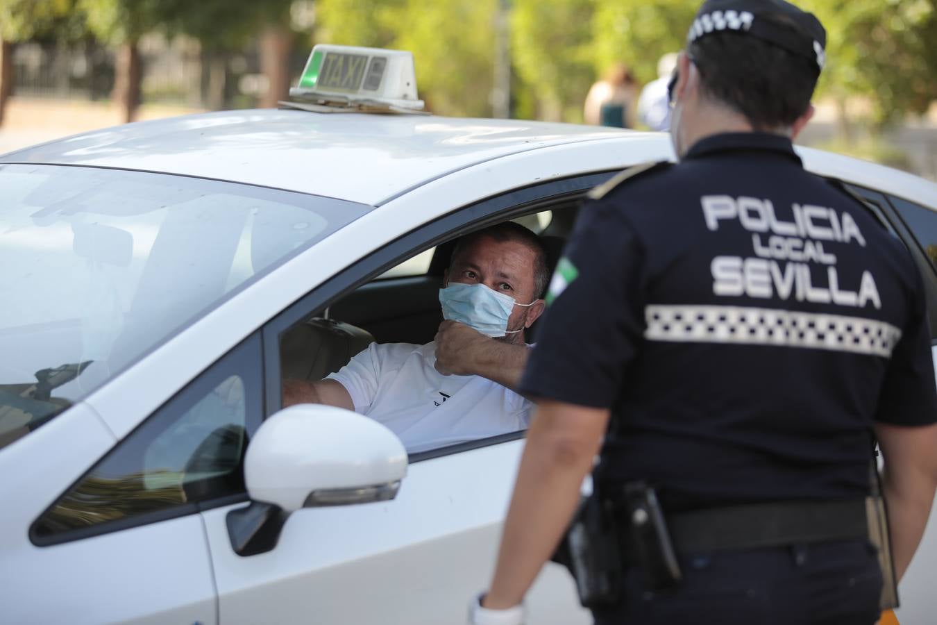 La Policía vela por el uso de la mascarilla en Sevilla