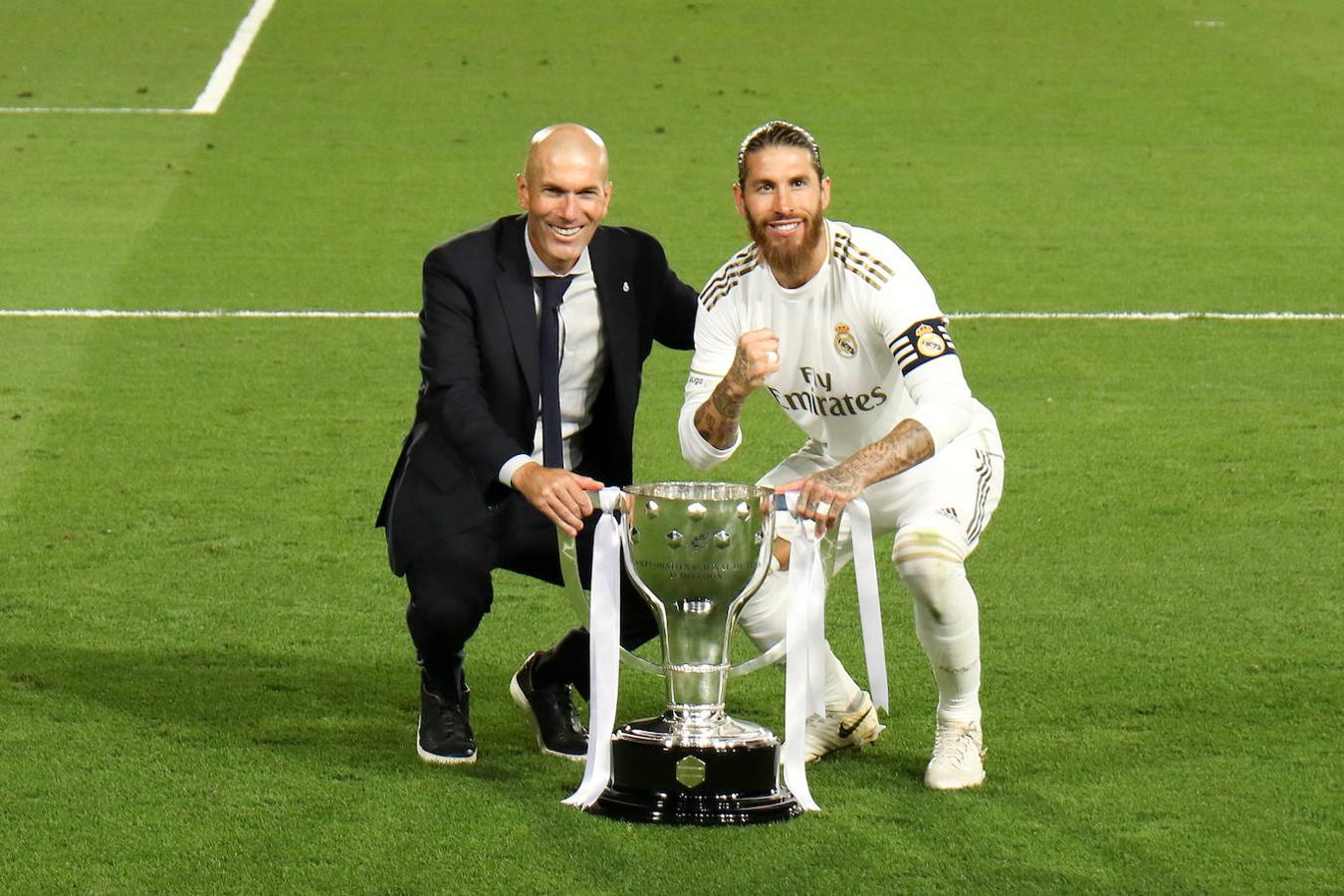 Sergio Ramos y Zinedine Zidane posan junto a la copa. 