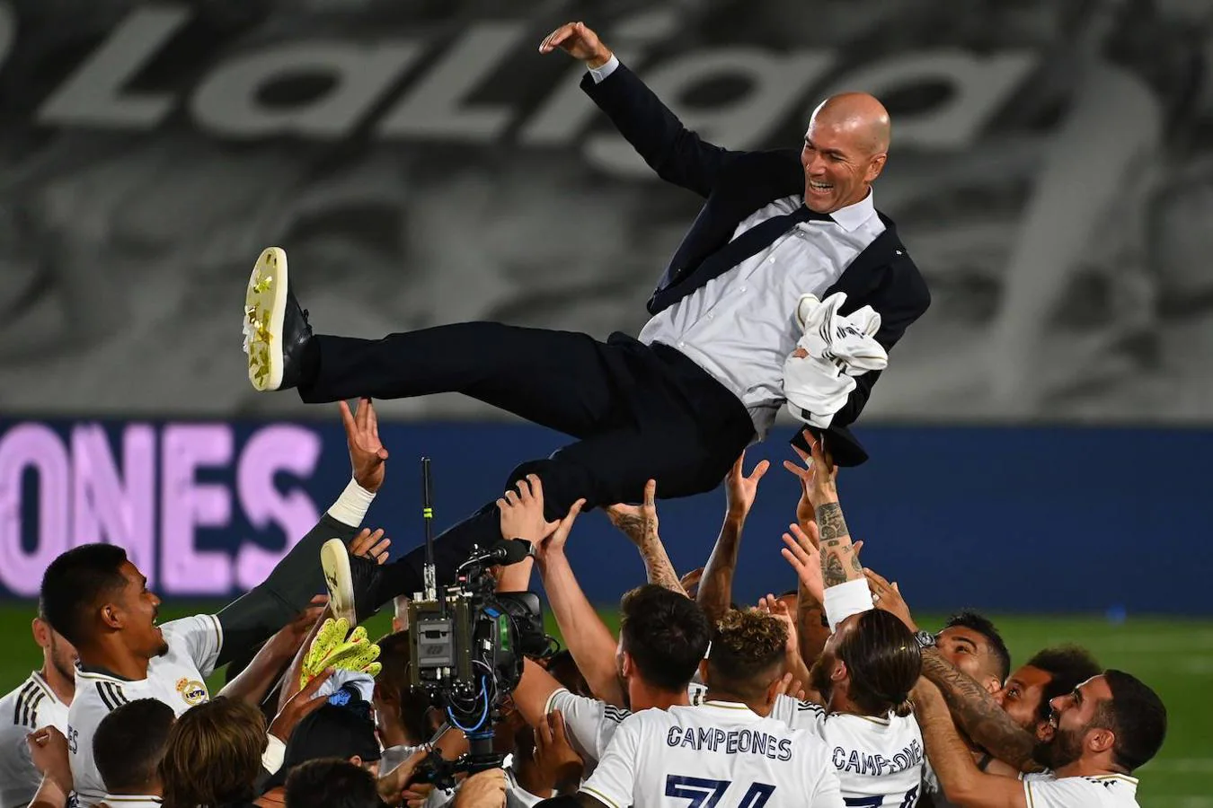 Los jugadores mantean a Zidane. 