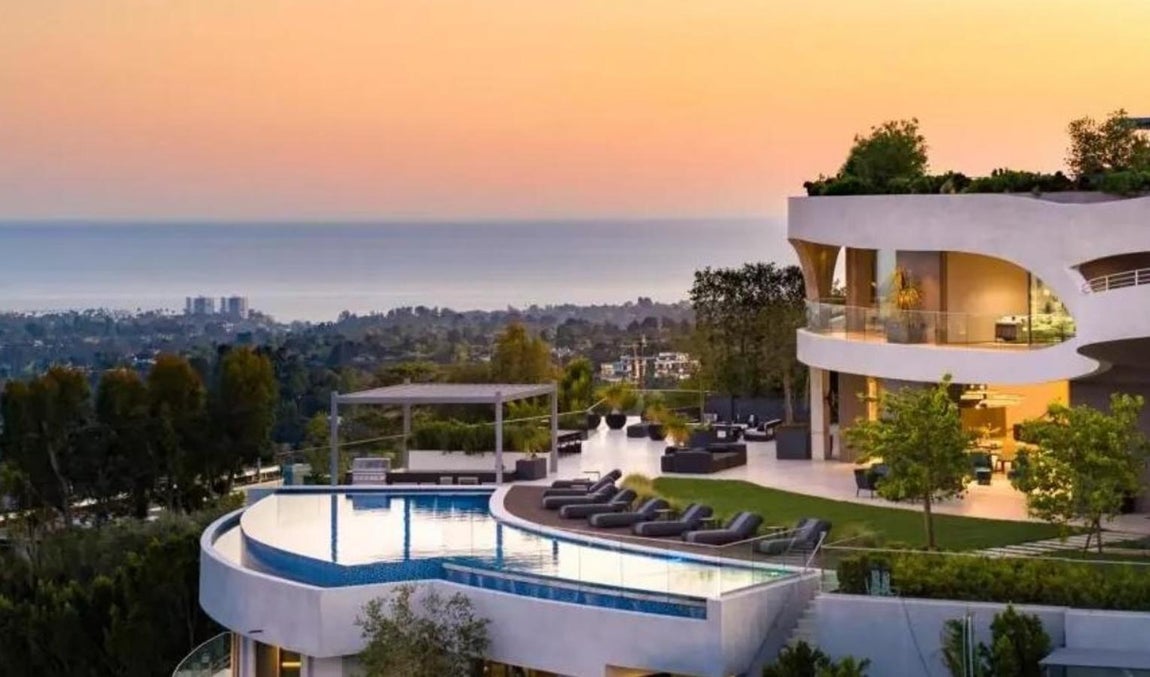 Una extensión de 1.600 metros cuadrados. Con una superficie de 1.600 metros cuadrados, uno de los puntos más atractivos son las formas sinuosas del exterior que reflejan el estilo retrofuturista a la perfección.