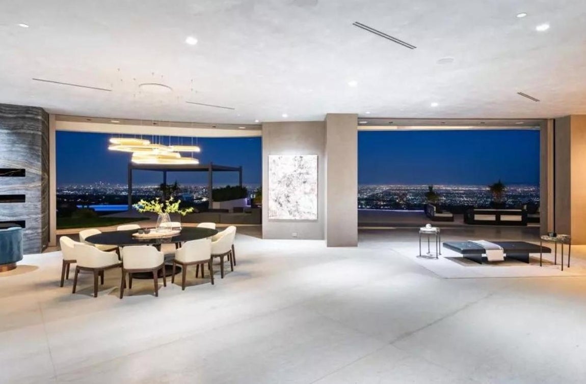 Múltiples comodidades. Como era de esperar, tampoco faltan otras comodidades como un gimnasio completamente equipado, varios bares repartidos por toda la casa, Spa, cine, sala de juegos, biblioteca y zona de meditación.