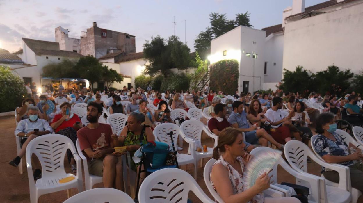 La apertura del cine de verano Fuenseca de Córdoba, en imágenes