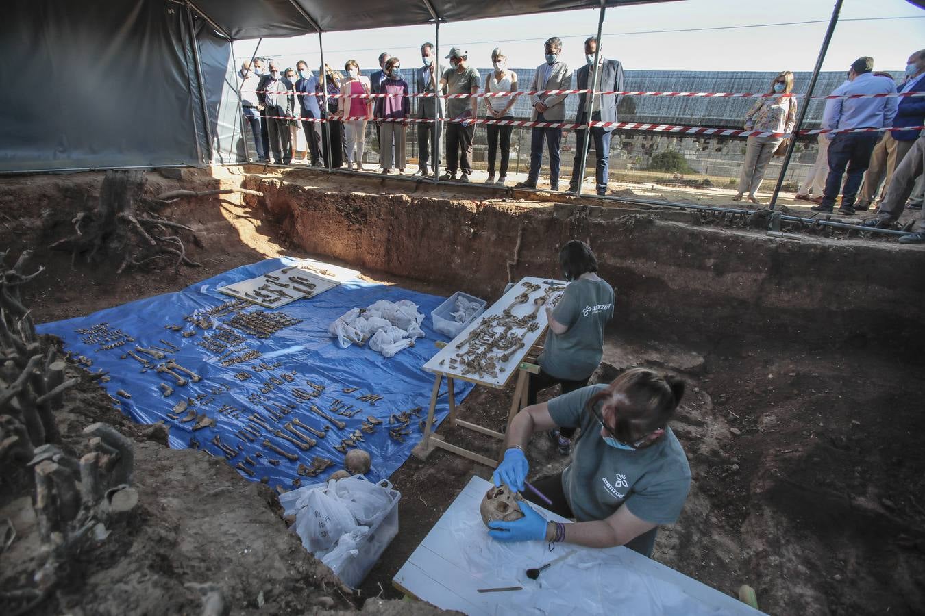 Visita de autoridades a la fosa común de Pico Reja