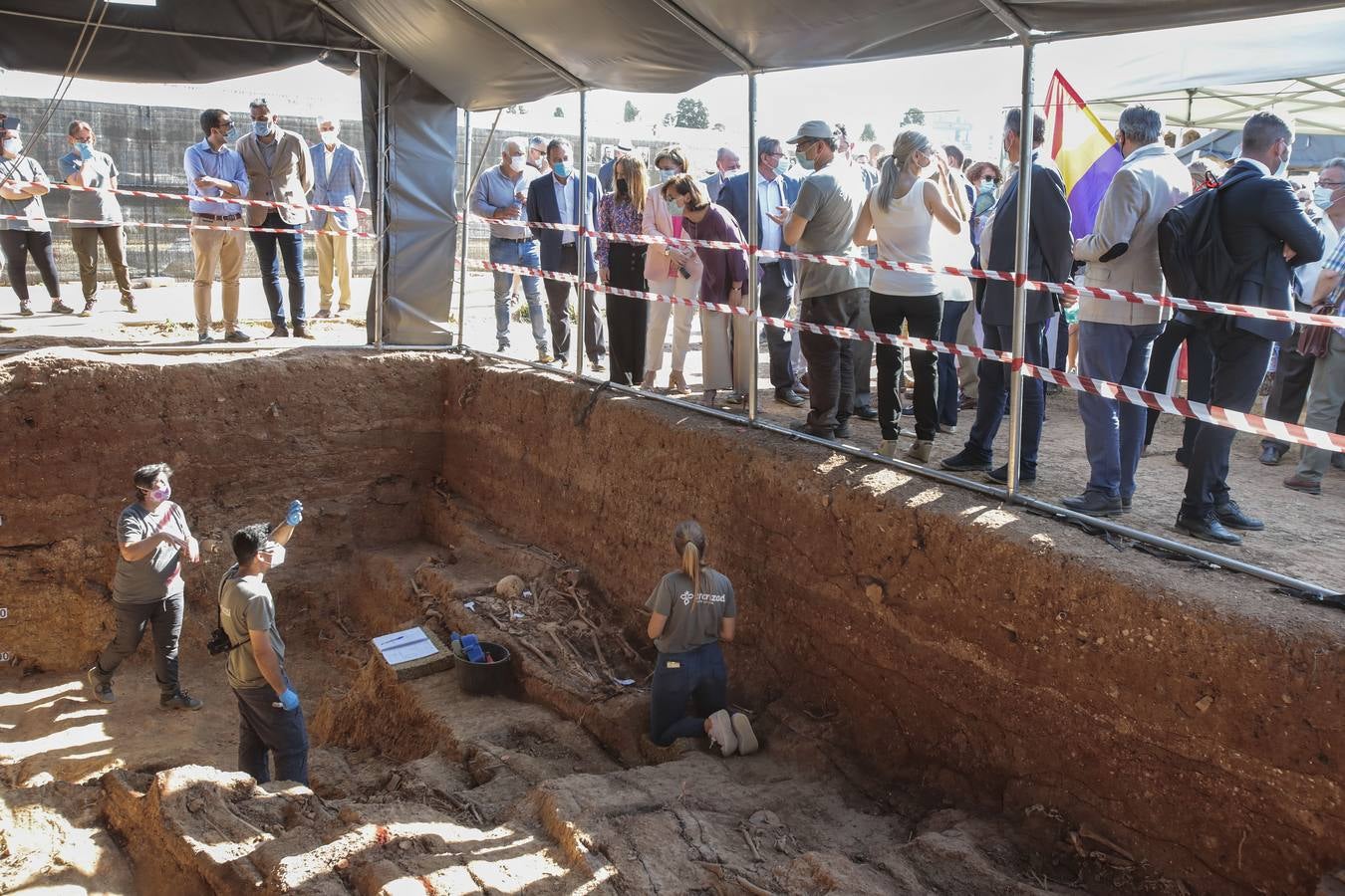 Visita de autoridades a la fosa común de Pico Reja