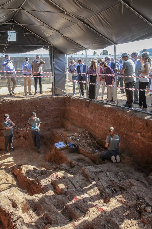 Visita de autoridades a la fosa común de Pico Reja