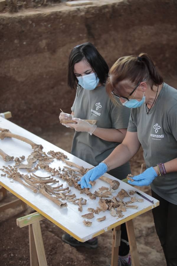 Visita de autoridades a la fosa común de Pico Reja