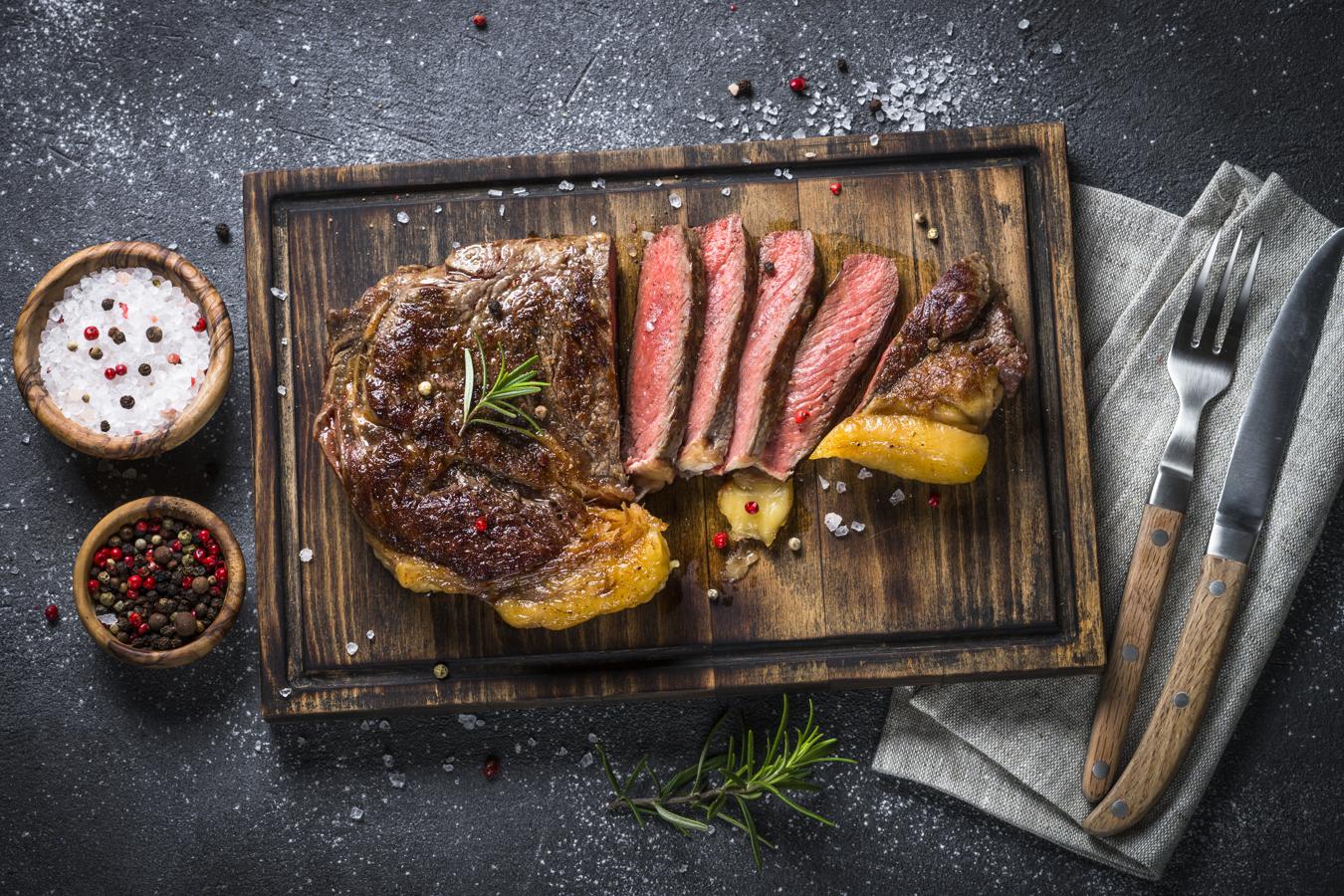 Carne. Las <a href="https://www.abc.es/bienestar/alimentacion/abci-alimentos-frescos-antes-estropean-frigorifico-y-como-evitarlo-202004230404_noticia.html" target="_blank">carnes </a>son una fuente proteica importante y dentro de ellas se encuentra el pollo y el pavo, que destacan por su contenido de triptófano de 0,24 gramos en 100 gramos de carne.