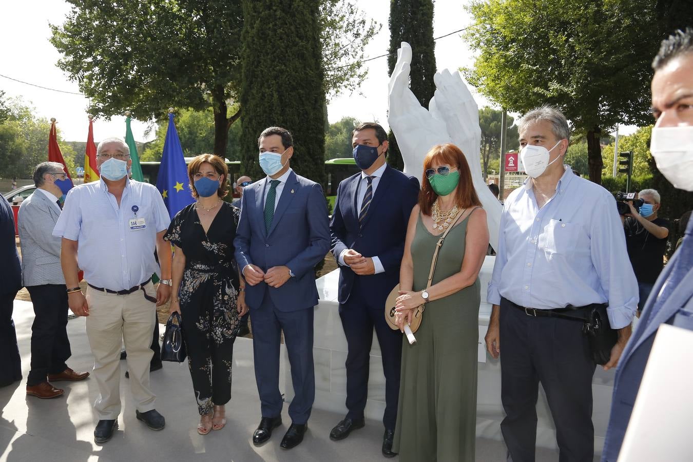 En imágenes, la inauguración en Córdoba de la escultura en honor a los sanitarios