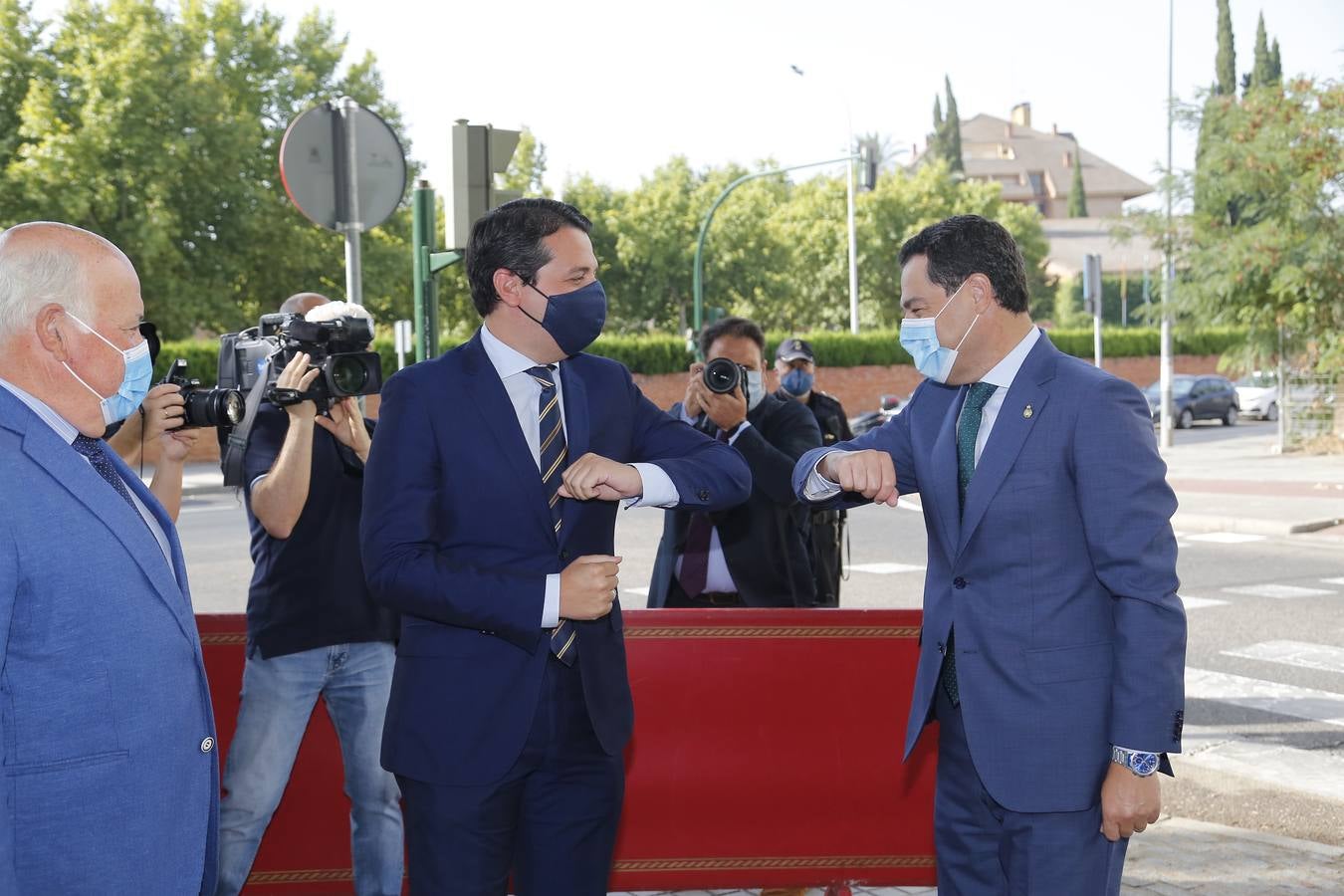 En imágenes, la inauguración en Córdoba de la escultura en honor a los sanitarios