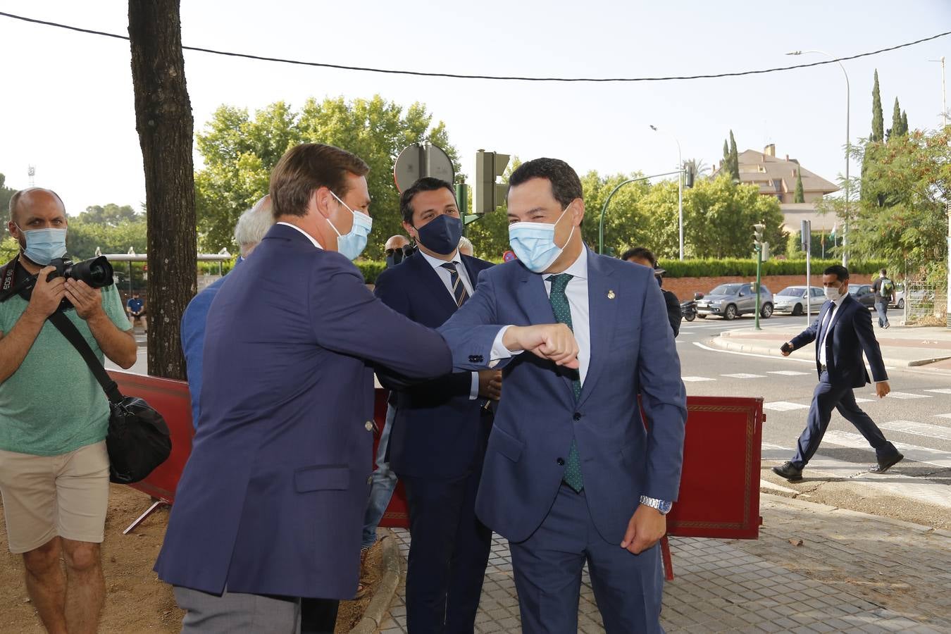 En imágenes, la inauguración en Córdoba de la escultura en honor a los sanitarios