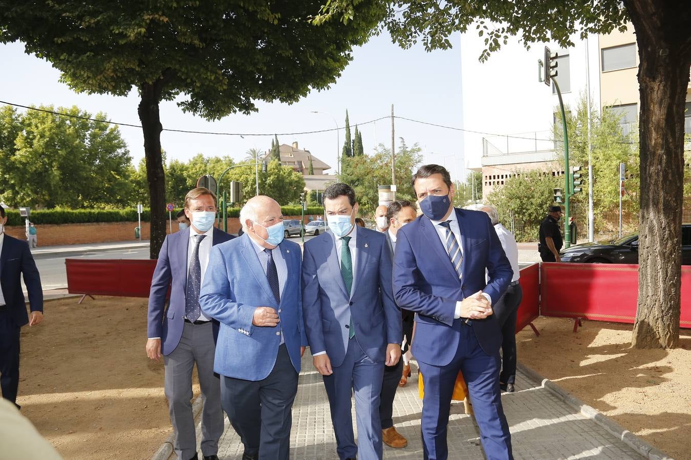 En imágenes, la inauguración en Córdoba de la escultura en honor a los sanitarios