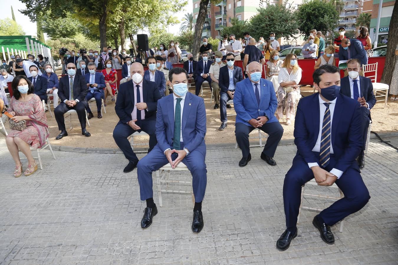 En imágenes, la inauguración en Córdoba de la escultura en honor a los sanitarios