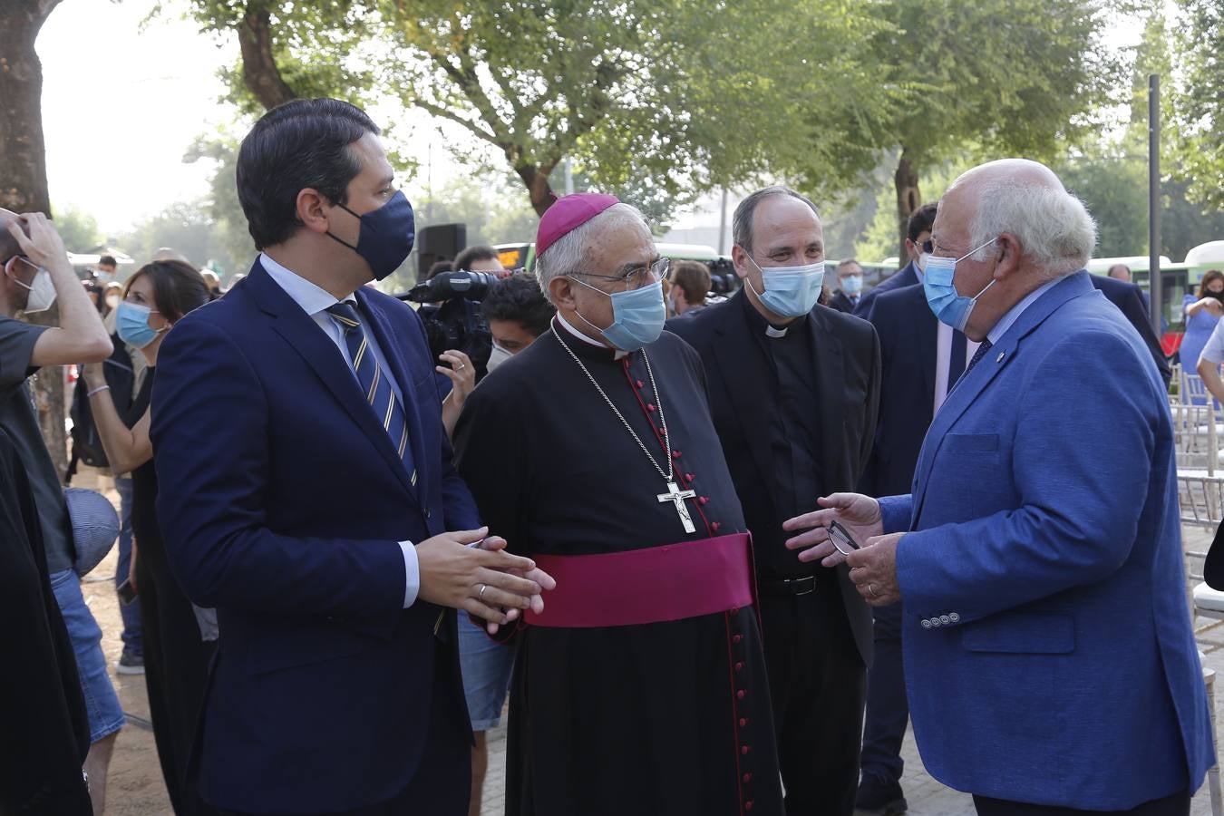 En imágenes, la inauguración en Córdoba de la escultura en honor a los sanitarios