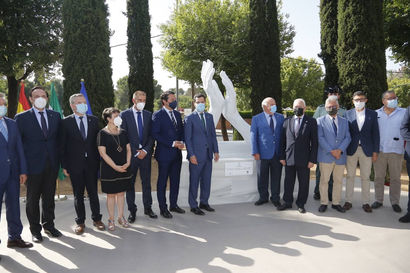 En imágenes, la inauguración en Córdoba de la escultura en honor a los sanitarios